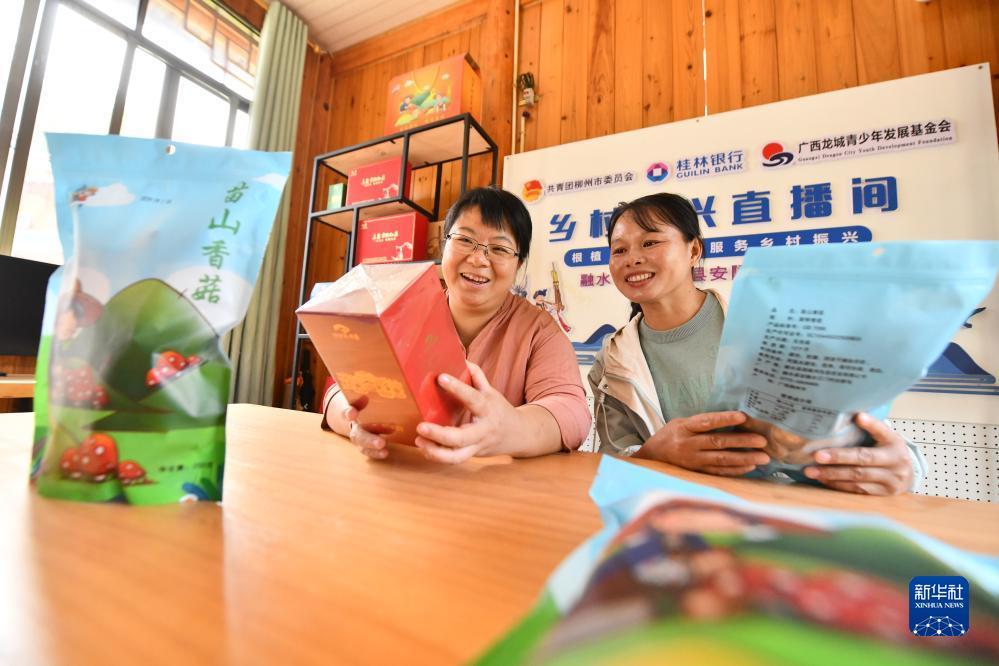 　　楊寧（左）和同事在鄉(xiāng)村振興直播間準備直播工作（10月8日攝）。新華社記者 黃孝邦 攝