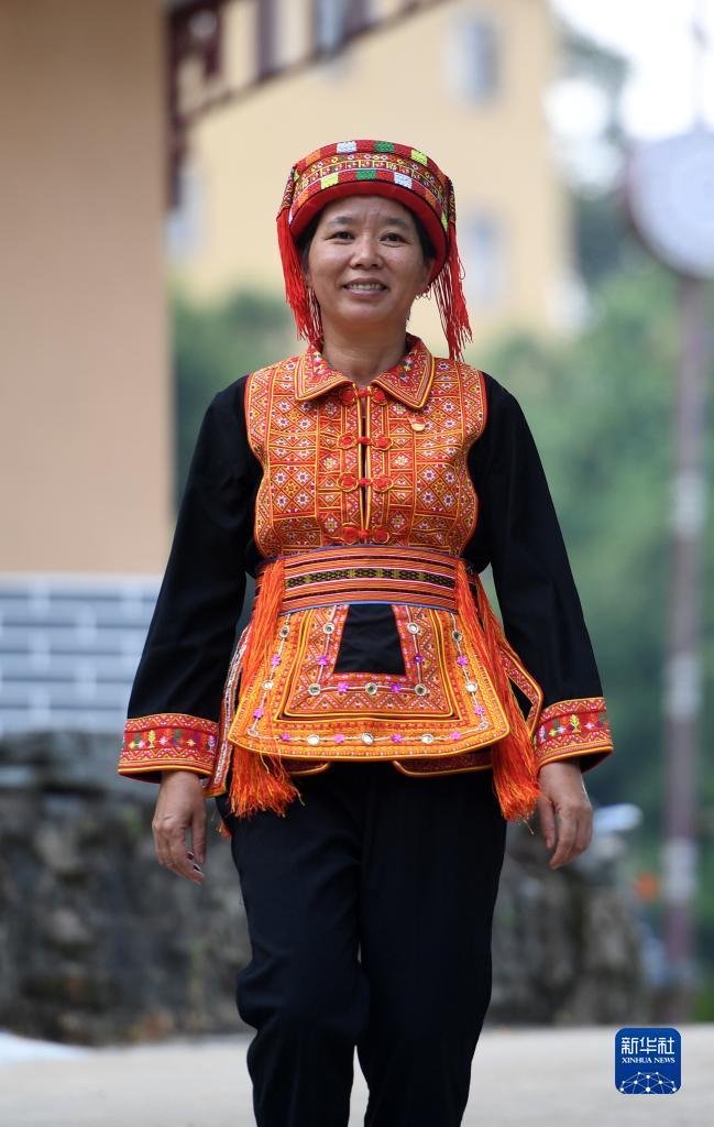 　在廣西蒼梧縣六堡鎮(zhèn)山坪村，祝雪蘭走在村道上（2022年9月22日攝）。新華社記者 陸波岸 攝